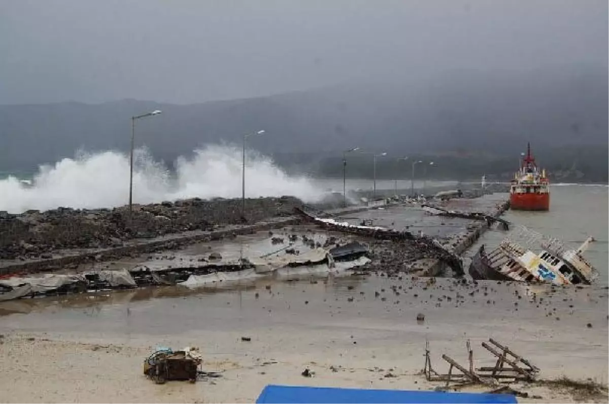 Silifke\'de Fırtına 3 Tekne Batırdı