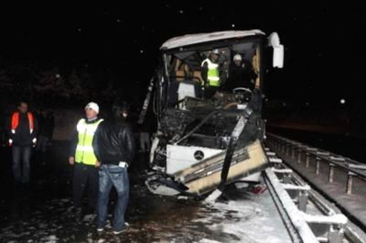 Tem Otoyolu\'nun İzmit Bekirdere Rampası\'nda 15 Araçlık Zincirleme Kaza: 1 Ölü, 10 Yaralı