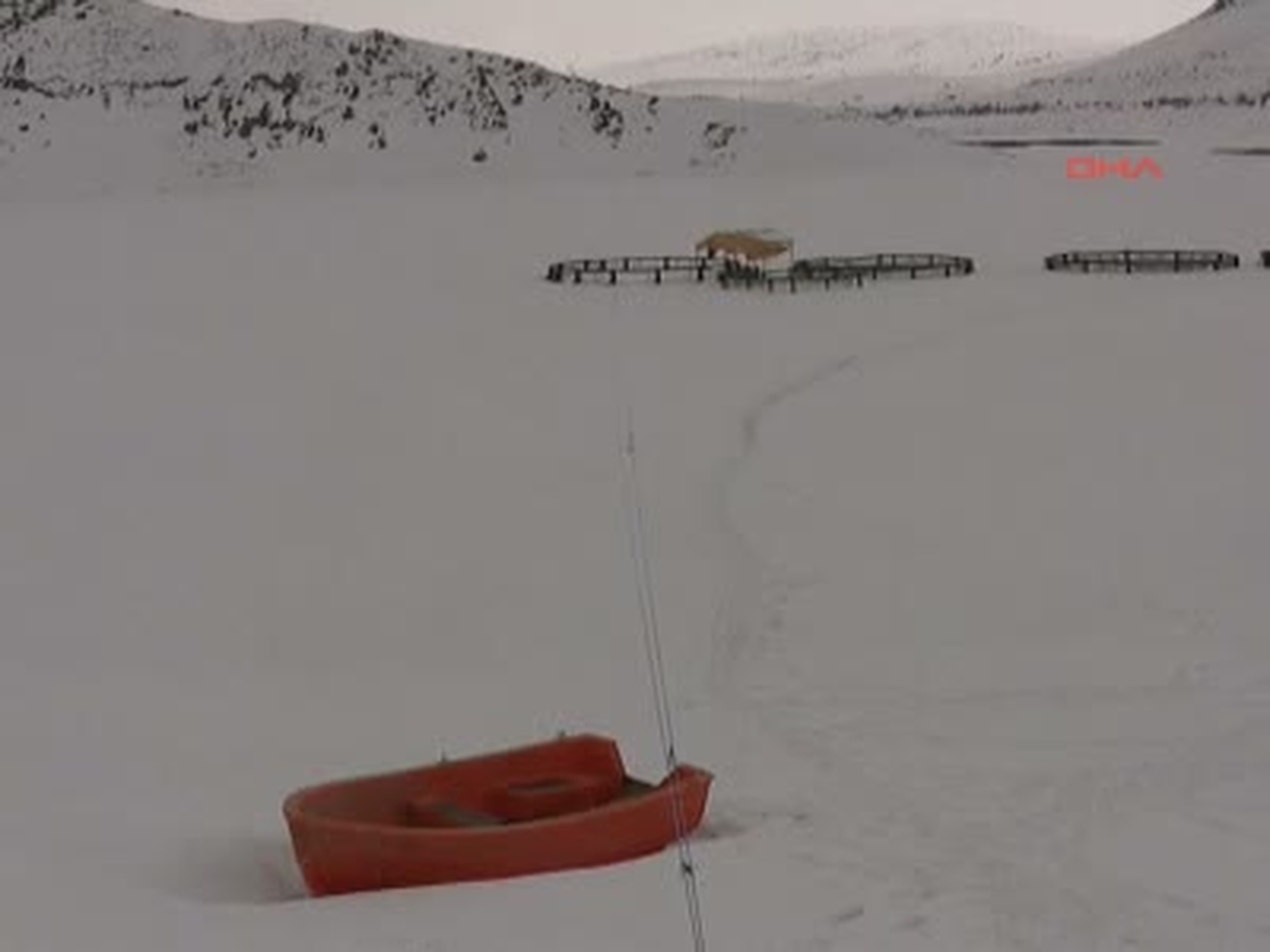 Tercan Baraj Gölü Dondu, Balıkçılar Buzları Demirle Kırdı