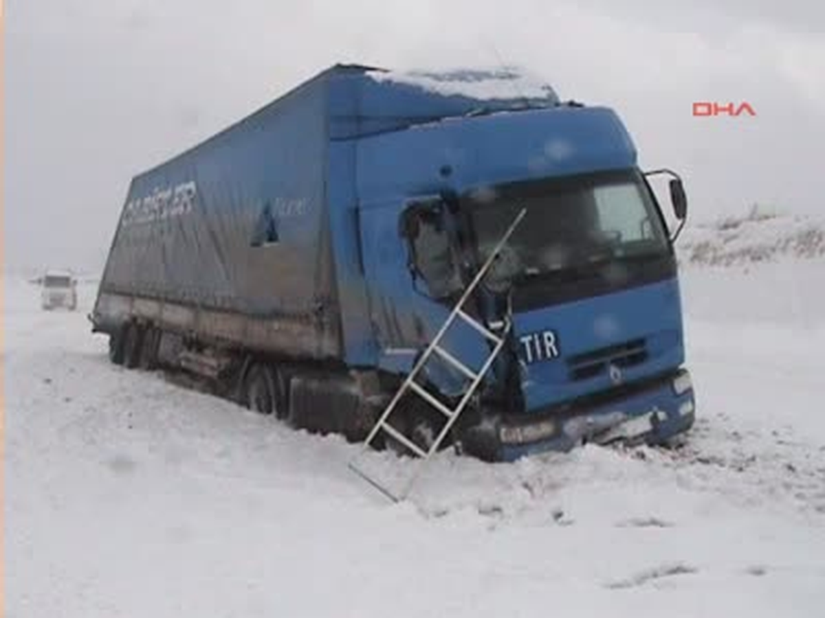 Tır, Yoldan Çıkan Kamyonete Arkadan Çarptı