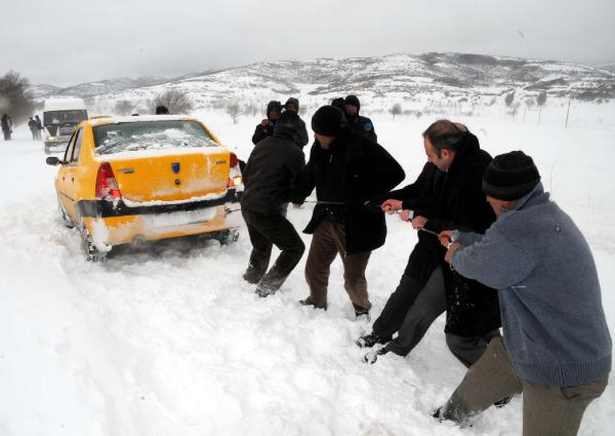Tokat\'ta Öğretmen Servisleri ve Gazetecilerin Aracı Kara Saplandı