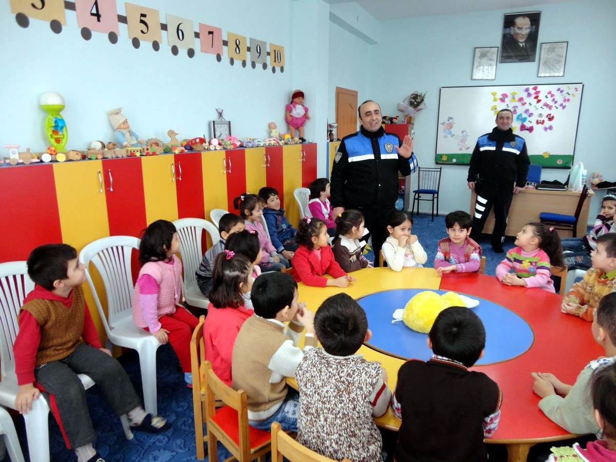 Toplum Destekli Polis Odunpzarı Oyuncak Evinde Eğitim Gören Çocuklara 155\'in Önemini Anlattılar