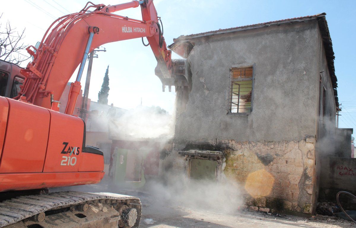 Toroslar\'da Metruk Binalar Yıkılıyor
