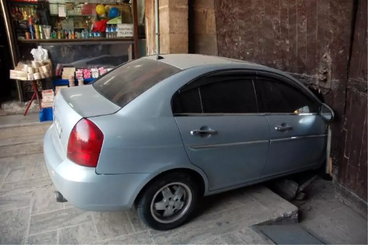 Trafik Kazasında Tarihi Kapının Kırılması Yargıya Taşındı