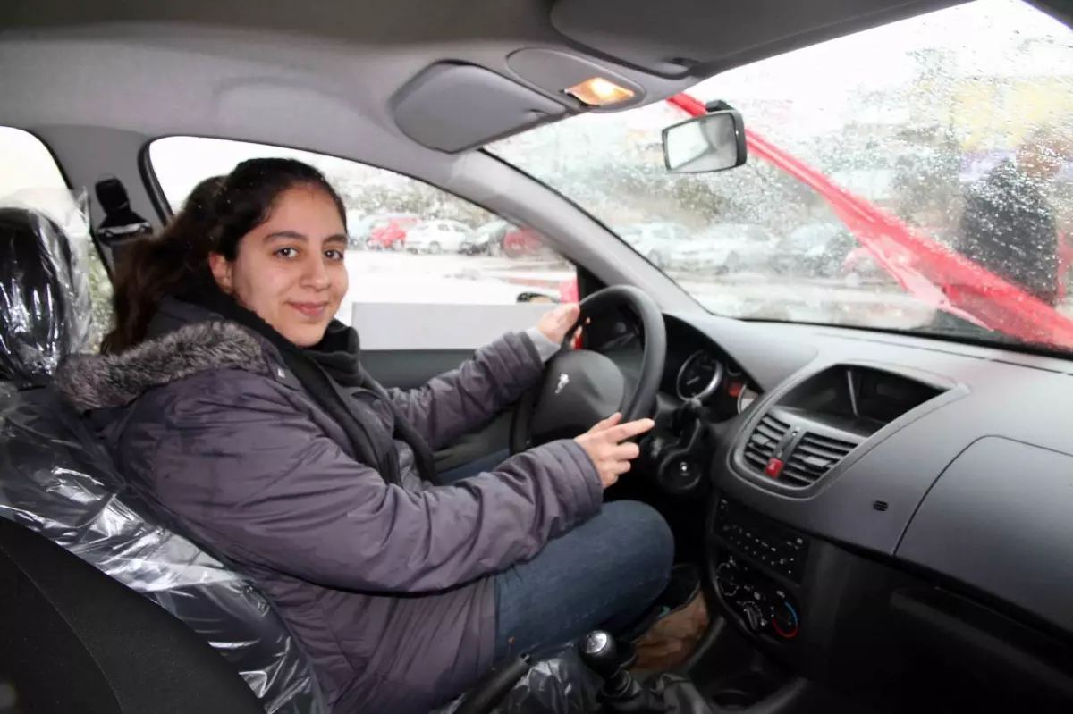 Üniversite Sevinçleri Otomobille Katmerlendi
