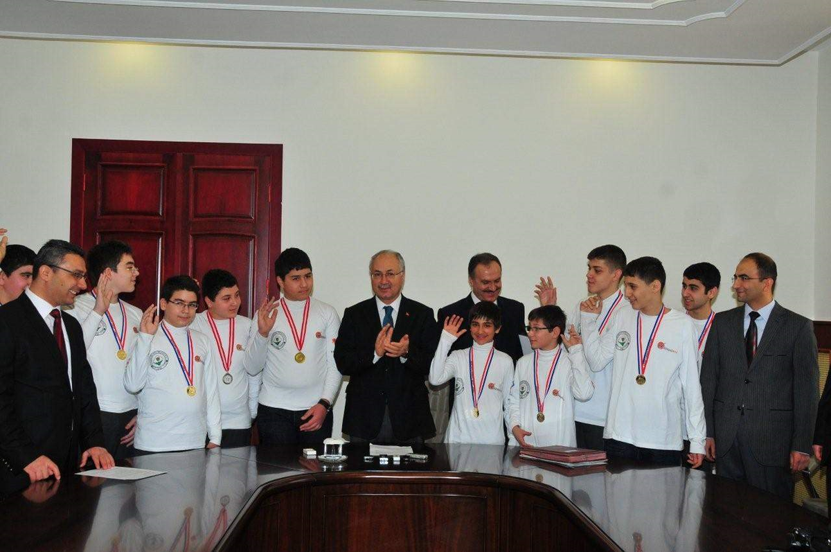 Vali Daşöz, Türkiye Birincisi Öğrencileri Ödüllendirdi