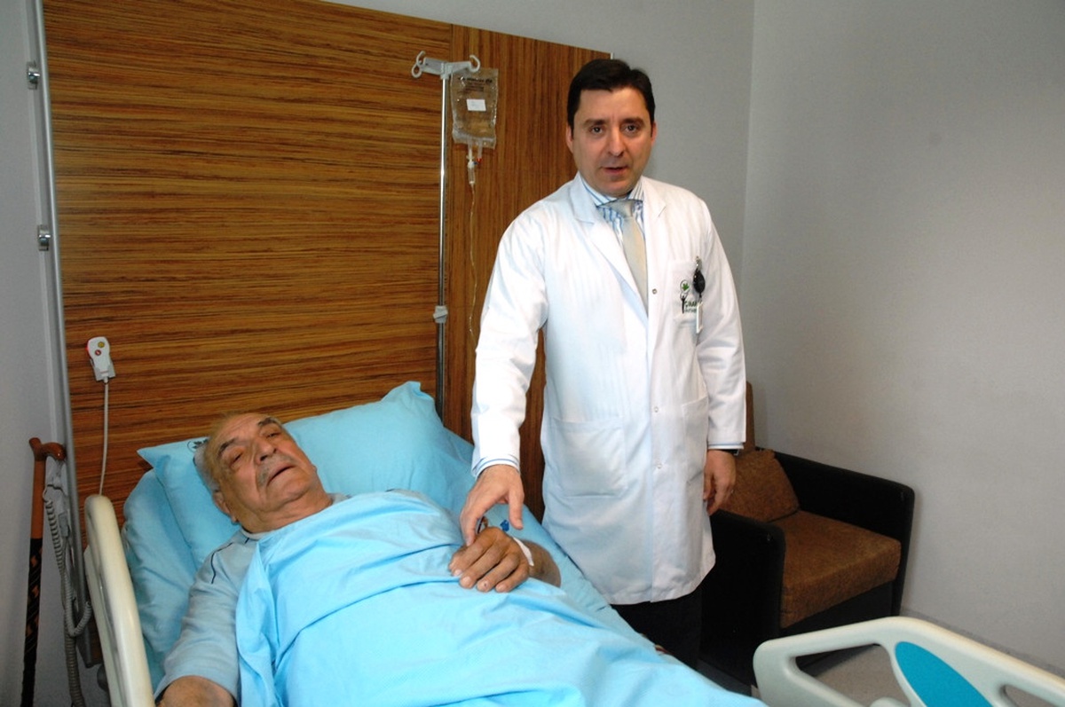 Yaşlı Adamın Mesanesinden Yumurta Büyüklüğünde Taş Çıktı