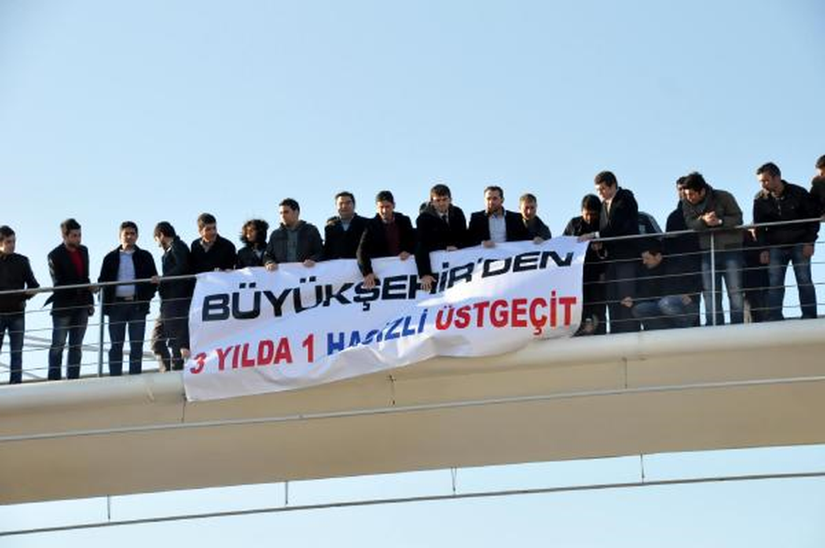 Antalya\'da, AK Parti\'li Gençlerden \'Üstgeçit\' Tepkisi