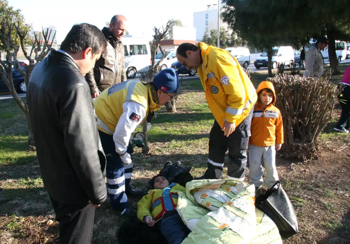 Otomobil Reklam Direğine Çarptı