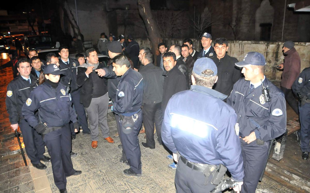 Aracını Çekmek İsteyen Polise Saldırdı