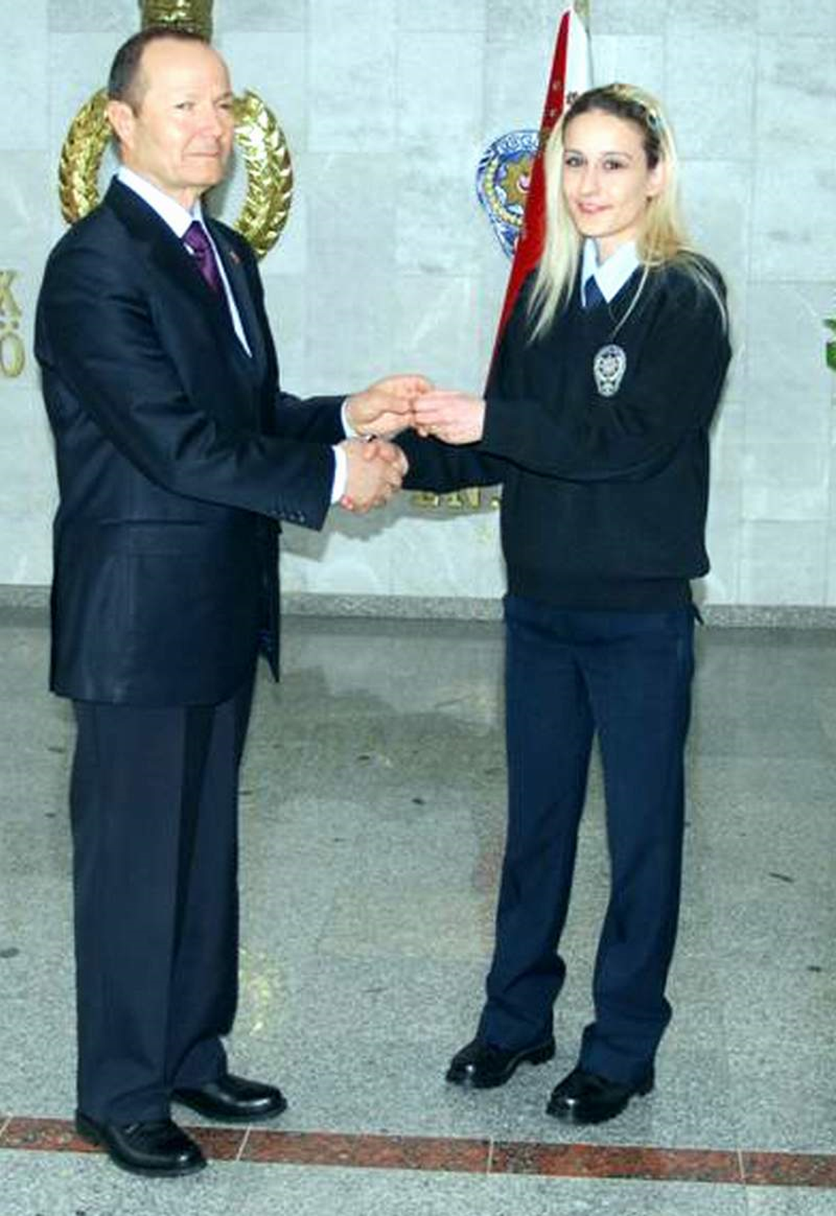 Ayın Polisine Çeyrek Altın