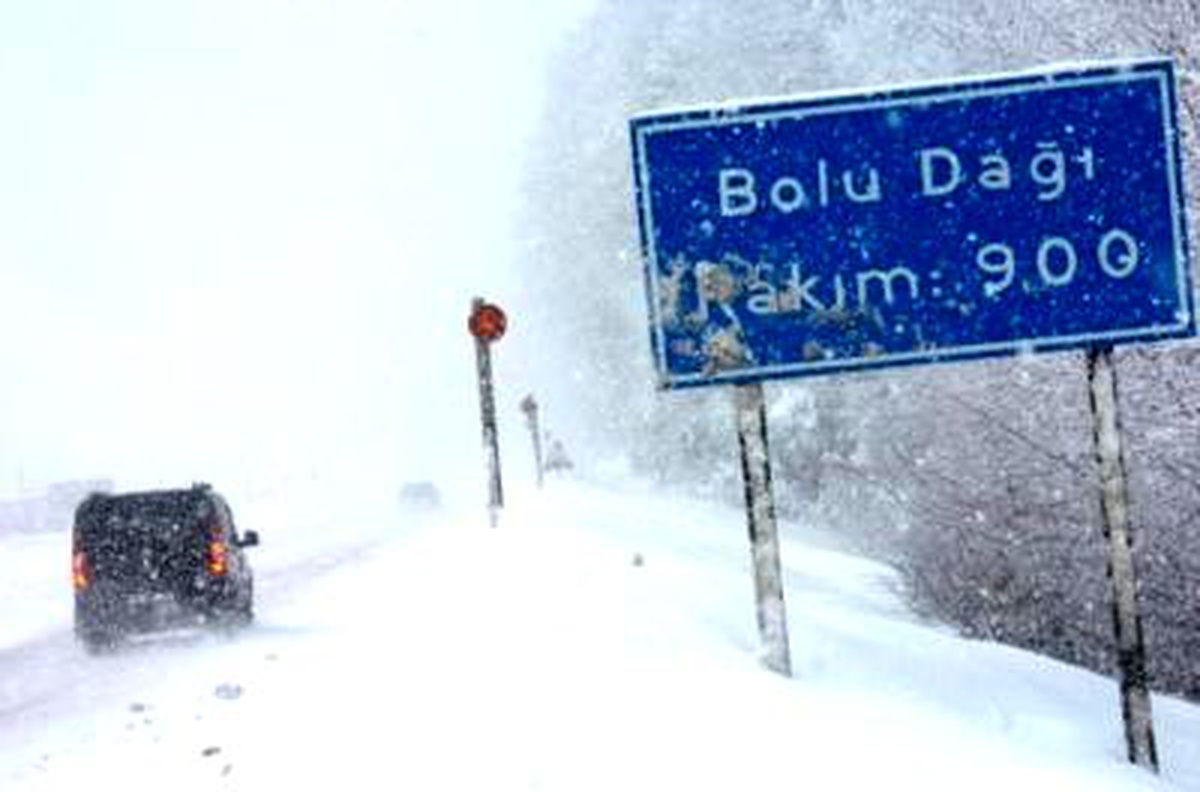 Bolu Dağı\'nda Kar Yağışı Ulaşımı Yavaşlattı