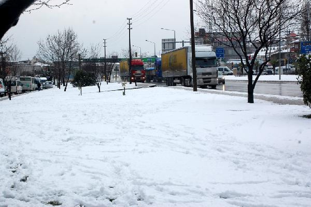 Bursa ve Yalova\'da Kar Etkili Oluyor