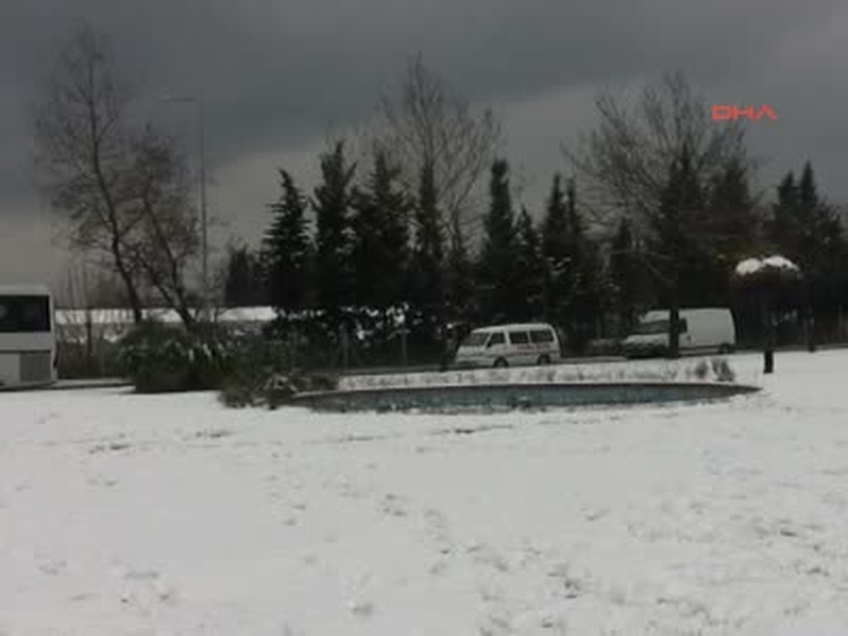 Bursa ve Yalova\'da Kar Yağışı Yaşamı Olumsuz Etkiliyor