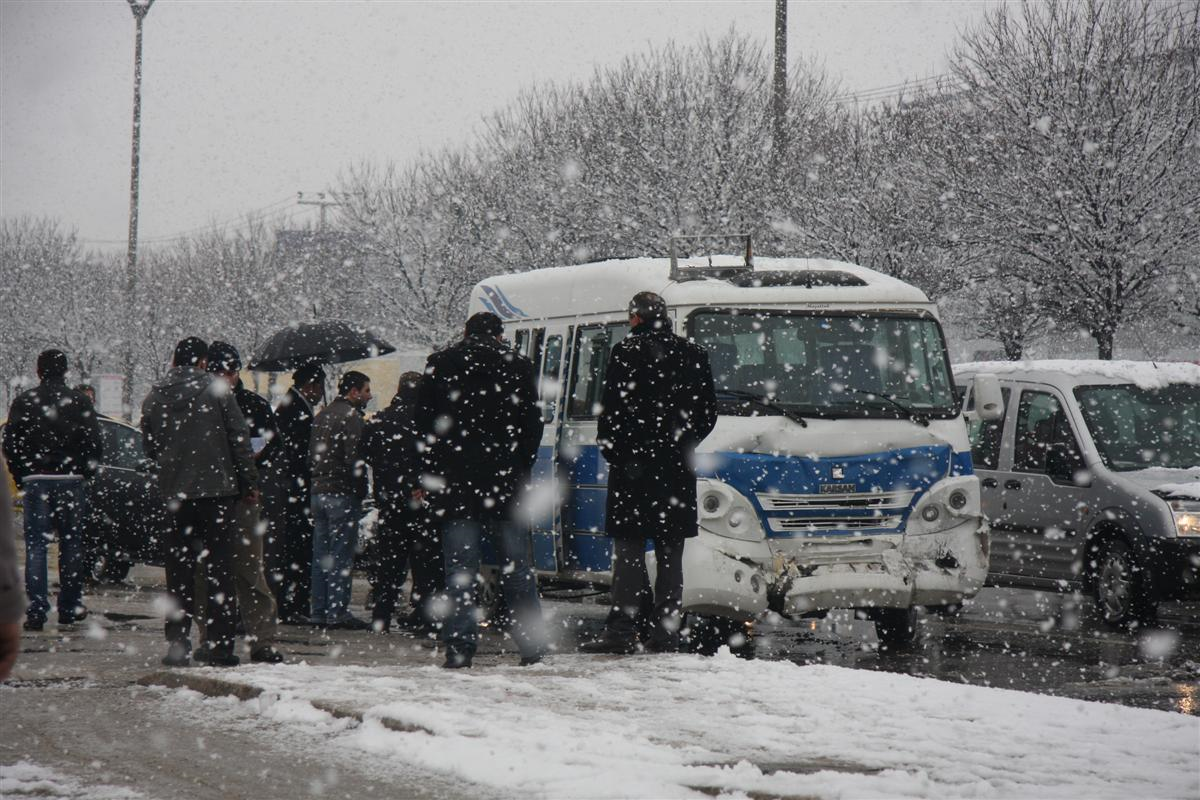 Bursa'ya Kar Yağdı, Kazaların Ardı Arkası Kesilmedi