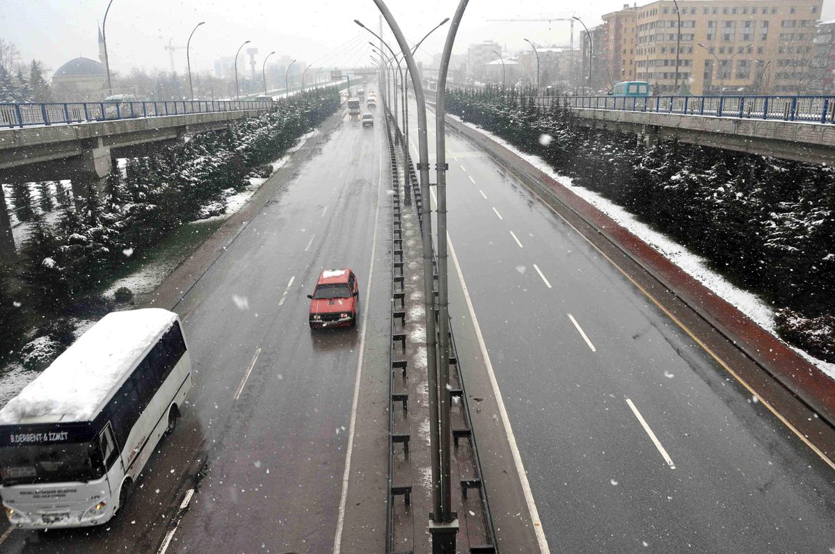 Büyükşehir Belediyesi Karın Ulaşımı Etkilememesi İçin 24 Saat Çalışıyor
