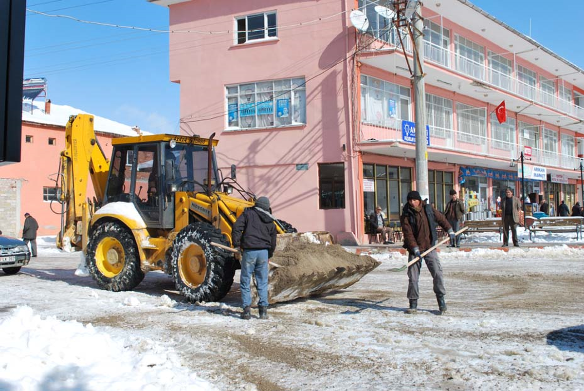 Buzlanmaya Karşı 10 Ton Tuz Kullanıldı