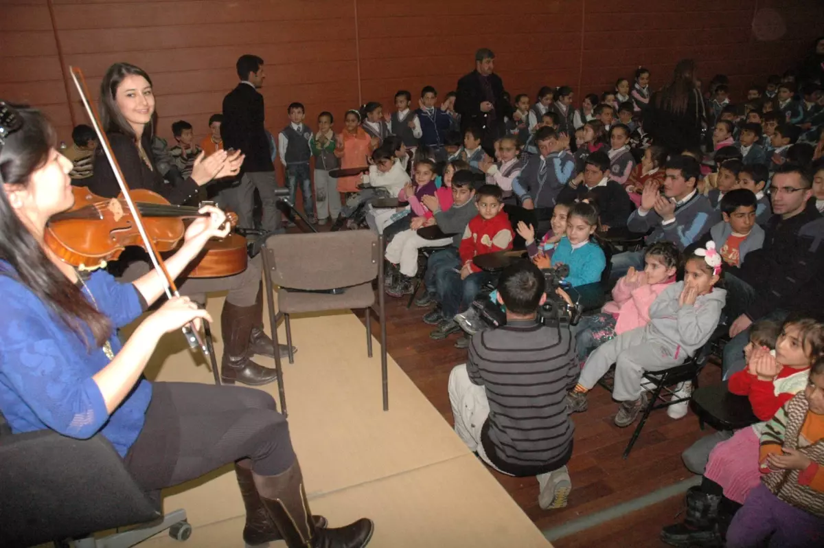 Depremzede Öğrencilere Moral Konseri