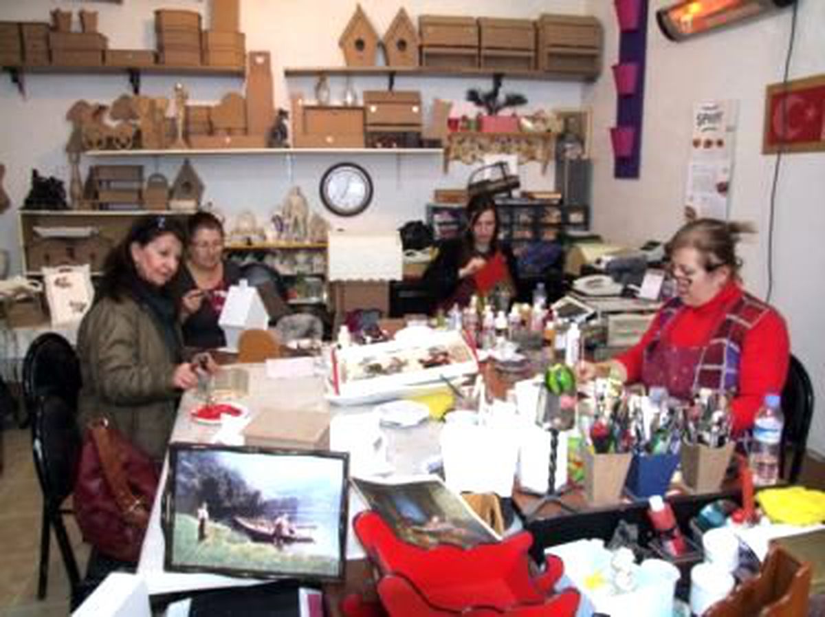 Ev Hanımlarından Antik Hobi Sanat Merkezi\'ne Yoğun İlgi