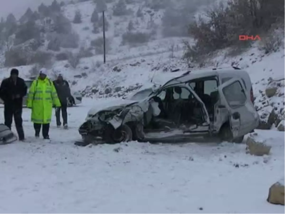 Gümüşhane\'de Kamyon ile Kamyonet Çarpıştı: 4 Yaralı