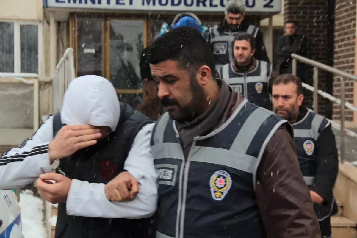 Haraç İstedikleri Şahsa Etek Giydiren Şebekeye Baskın