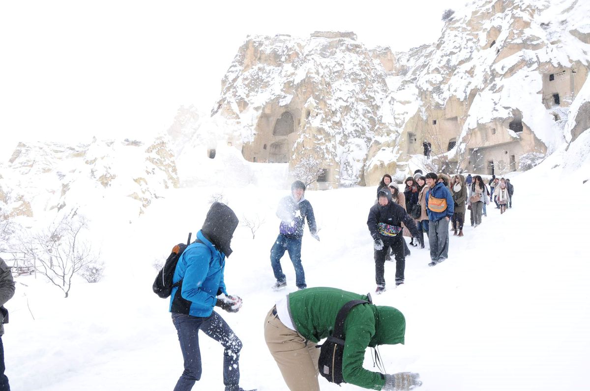 Kapadokya\'da Turistlerin Kar Keyfi