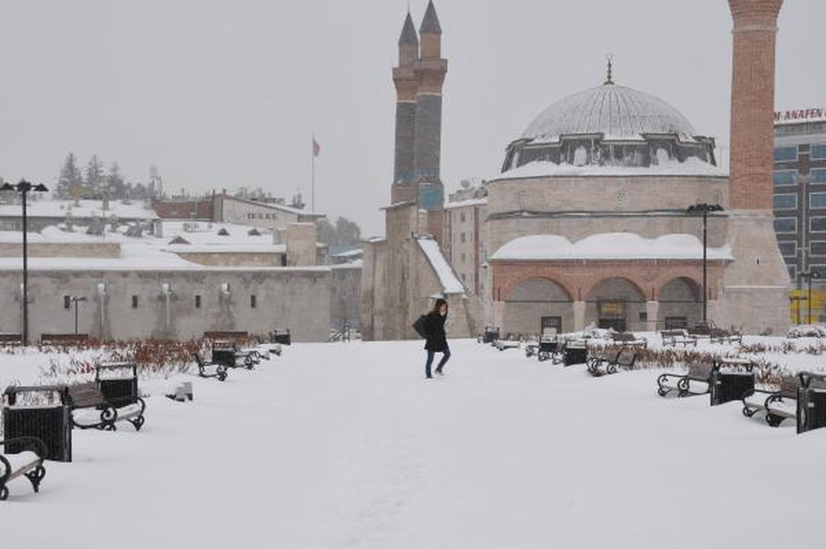 Kar, Sivas\'ın Tokat ve Malatya ile Ulaşımını Kesti (2)