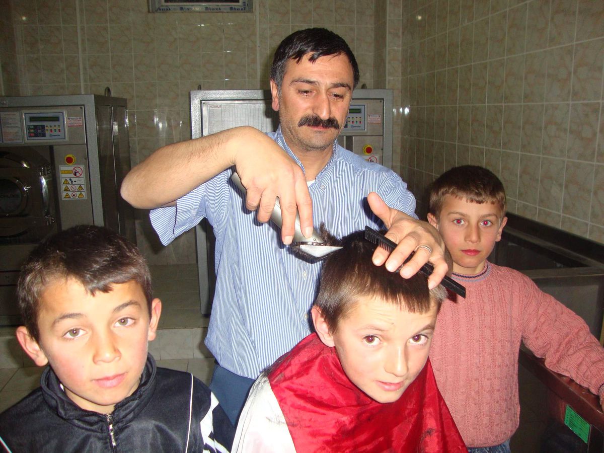Kaymakamdan Yibo Öğrencilerine Traş Desteği