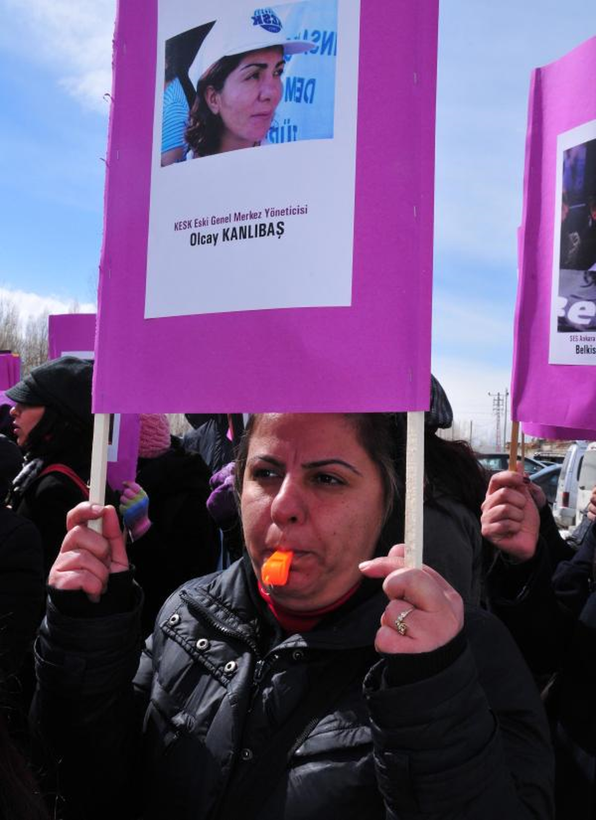 Kesk\'li Kadınlardan Kck Tutuklamalarına Protesto