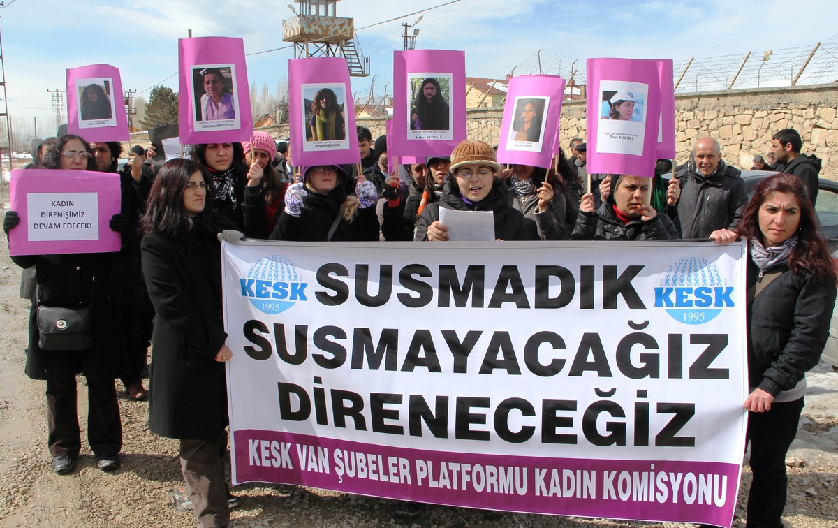 Kesk\'li Kadınlardan Kck Tutuklamalarına Tepki