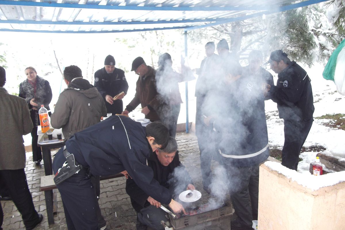 Kula Polisi Mangal Keyfi Yaptı