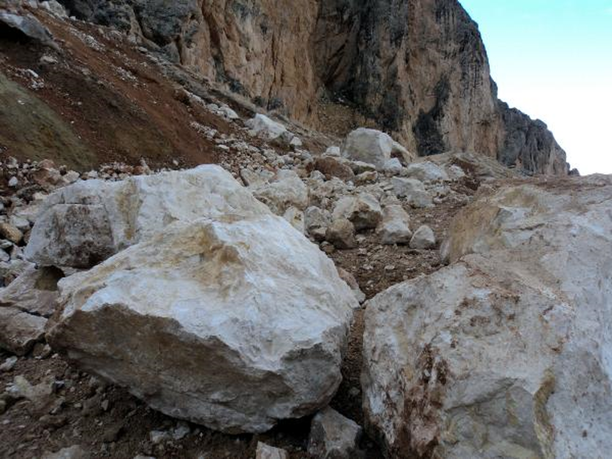 Malatya\'da Kayaların Aktığı Yol Ulaşıma Kapandı