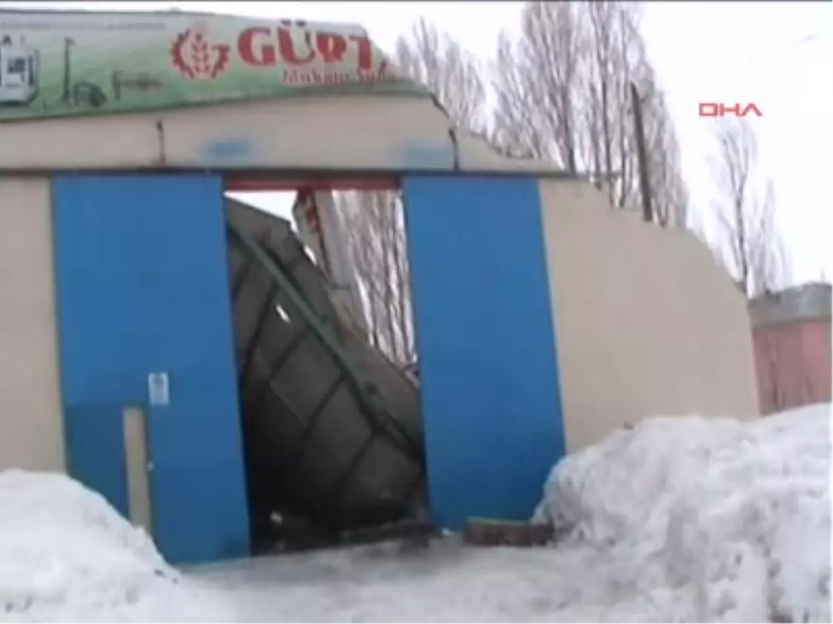 Muş\'ta Kar Çatıları Çökertti