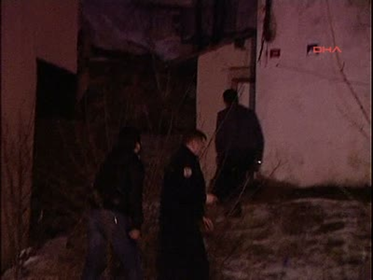 Öfkeli Koca, Karısını Yaralayıp, Akrabasını Öldürdü