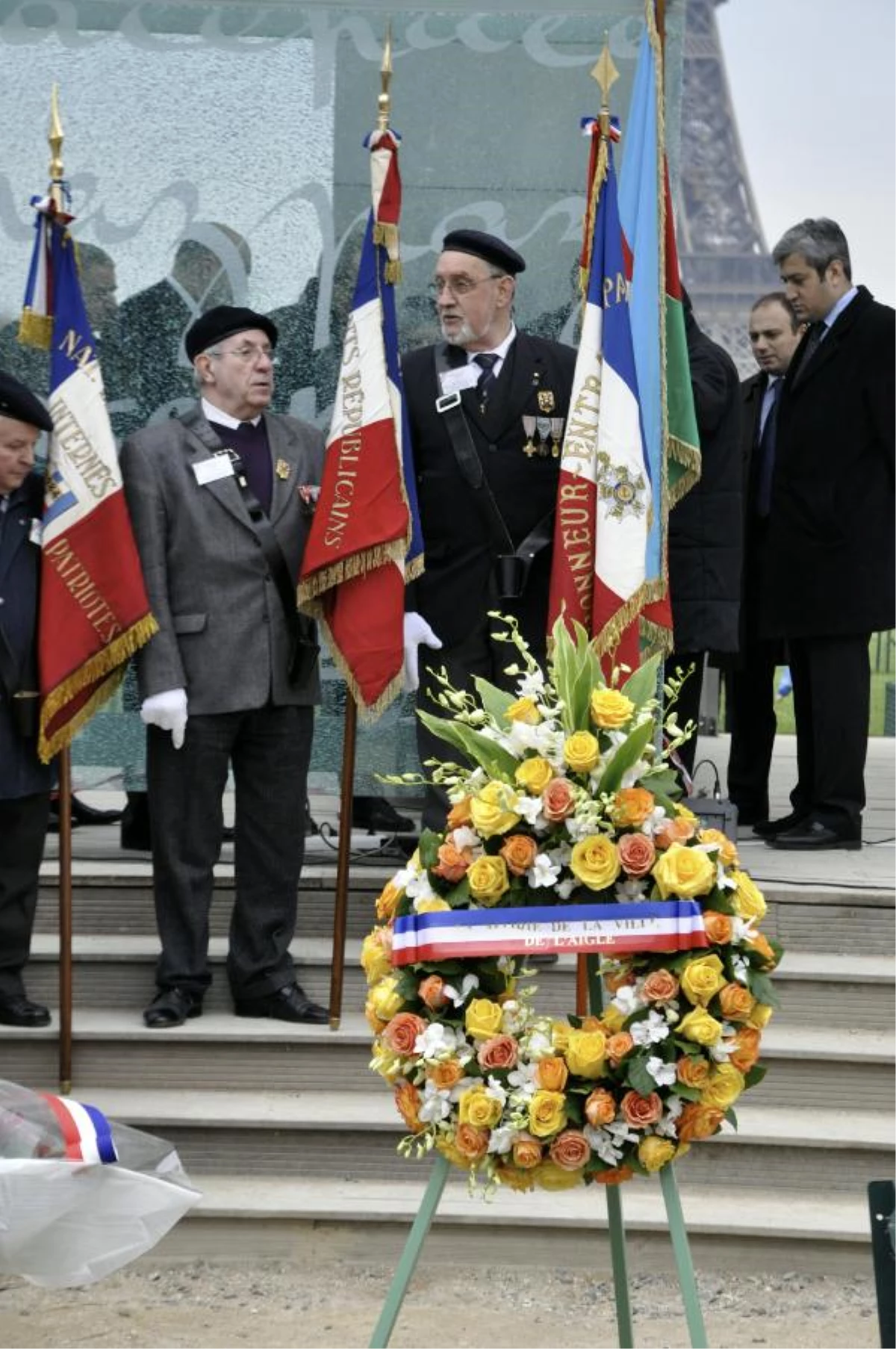 Paris\'te Barış Duvarı Önünde Hocalı Katliamı Anıldı