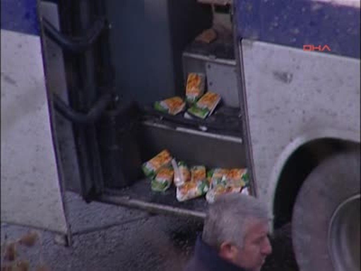 Sütlüce\'deki Patlamada Hasar Gören Polis Midibüsü Olay Yerinden Kaldırıldı