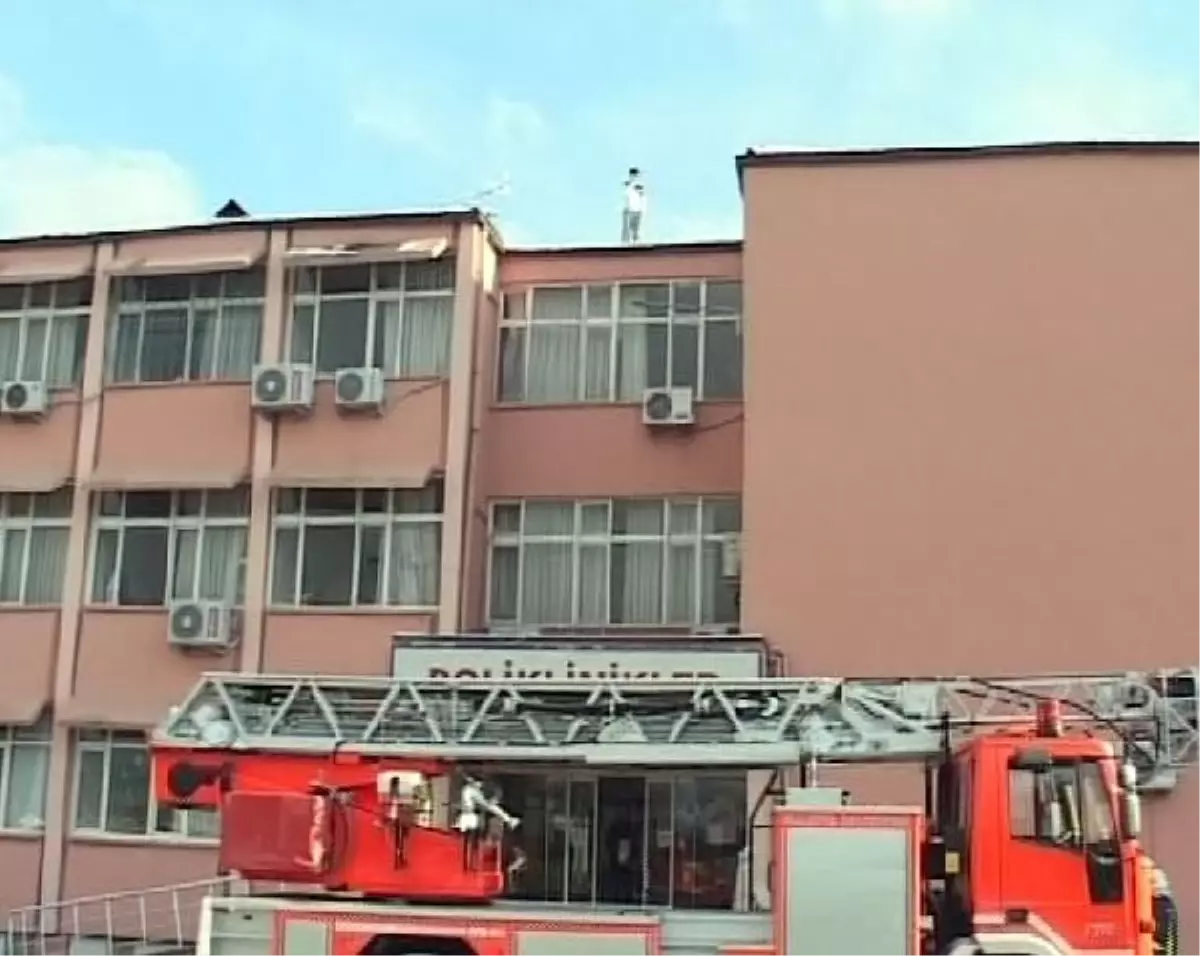 Tedavi Gördüğü Hastanenin Çatısından Atlamak İstedi