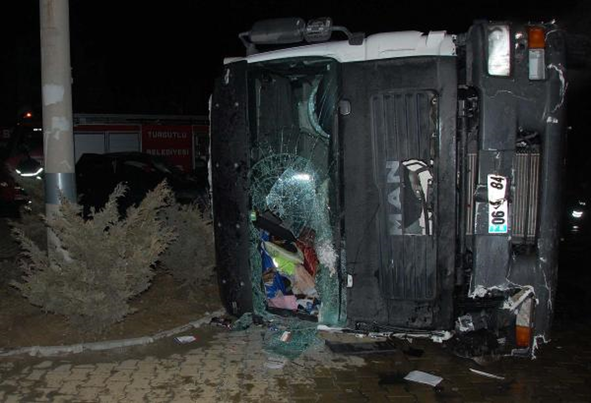 Tır Otomobile Çarptı: 4 Yaralı