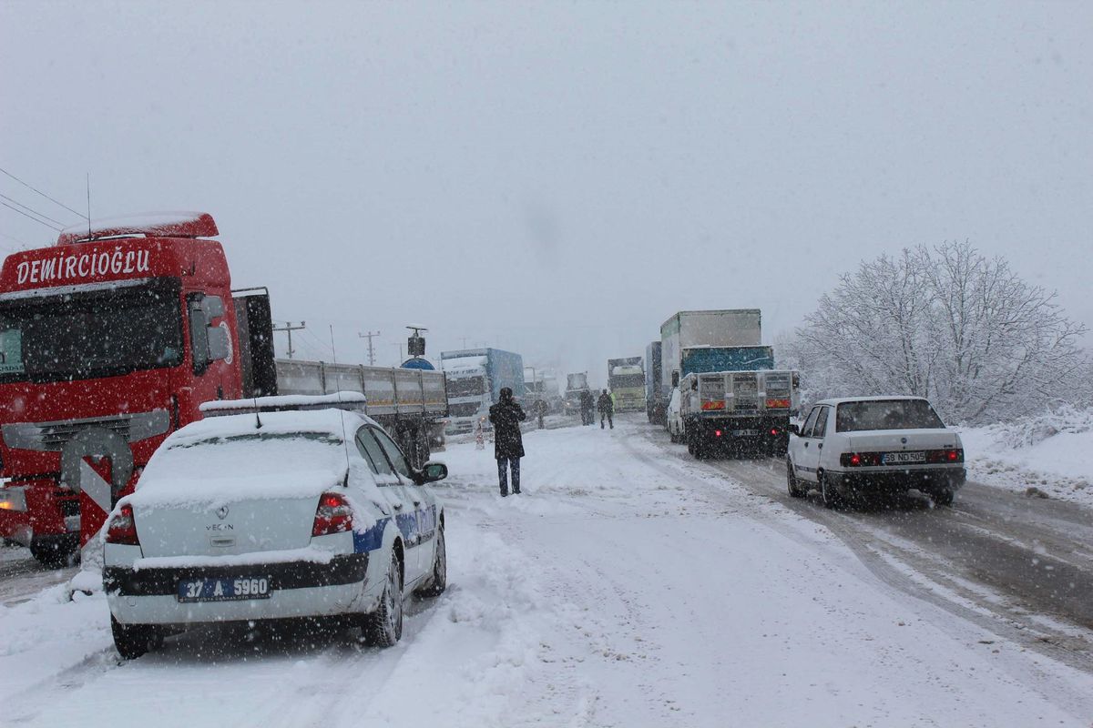 Tosya D-100 Karayolu Buzlanma Nedeniyle Trafiğe Kapandı