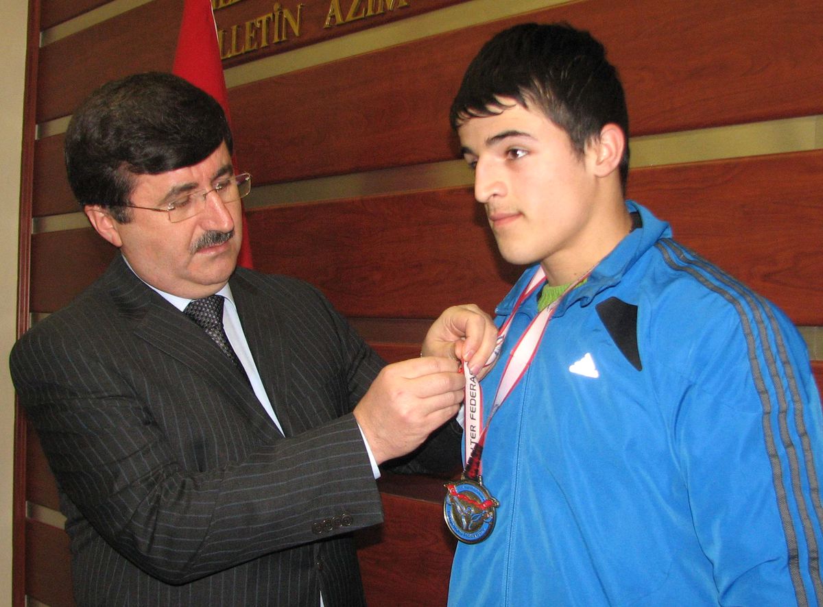 Vali Öz\'den Başarılı Sporcu ve Antrenörlere Altın