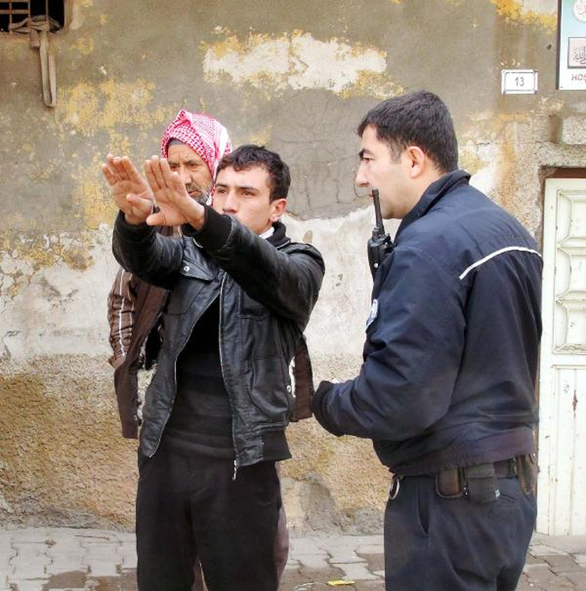 Yeğeninin Evini Kurşunladı