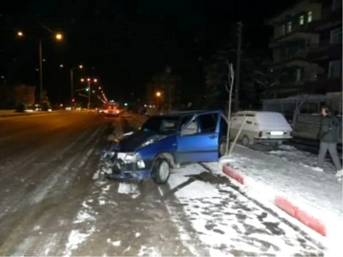 Alkollü Kadın Sürücü Polisten Kaçarken Otomobile Arkadan Çarptı