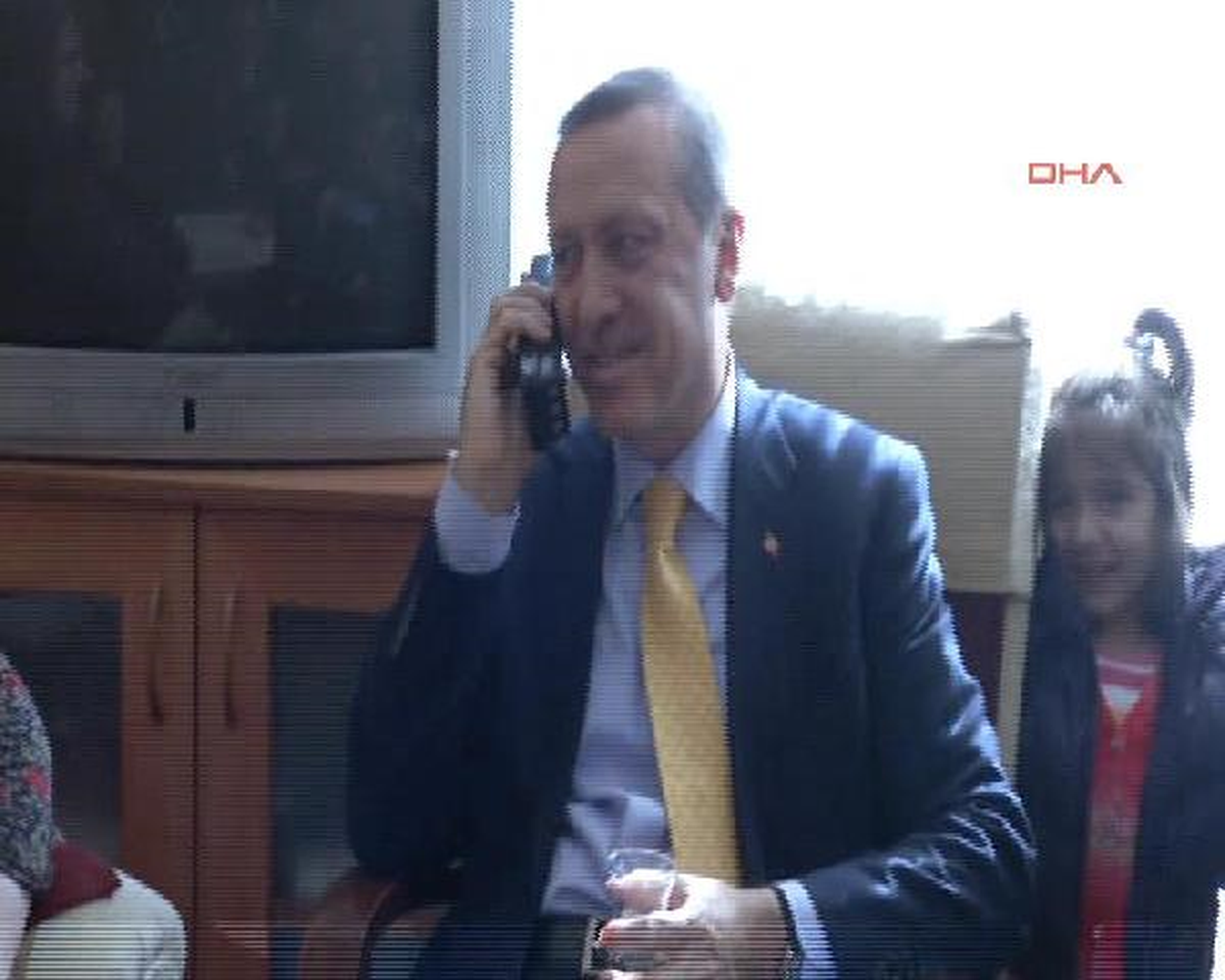 Başbakan Erdoğan Telefonu Açtı, Ev Sahibinin Oğlu Şaşkına Döndü (1)