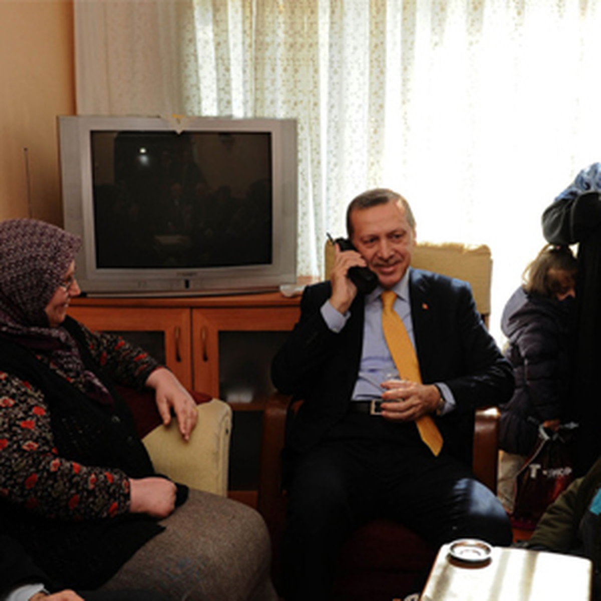 Başbakan Erdoğan Telefonu Açtı, Ev Sahibinin Oğlu Şaşkına Döndü
