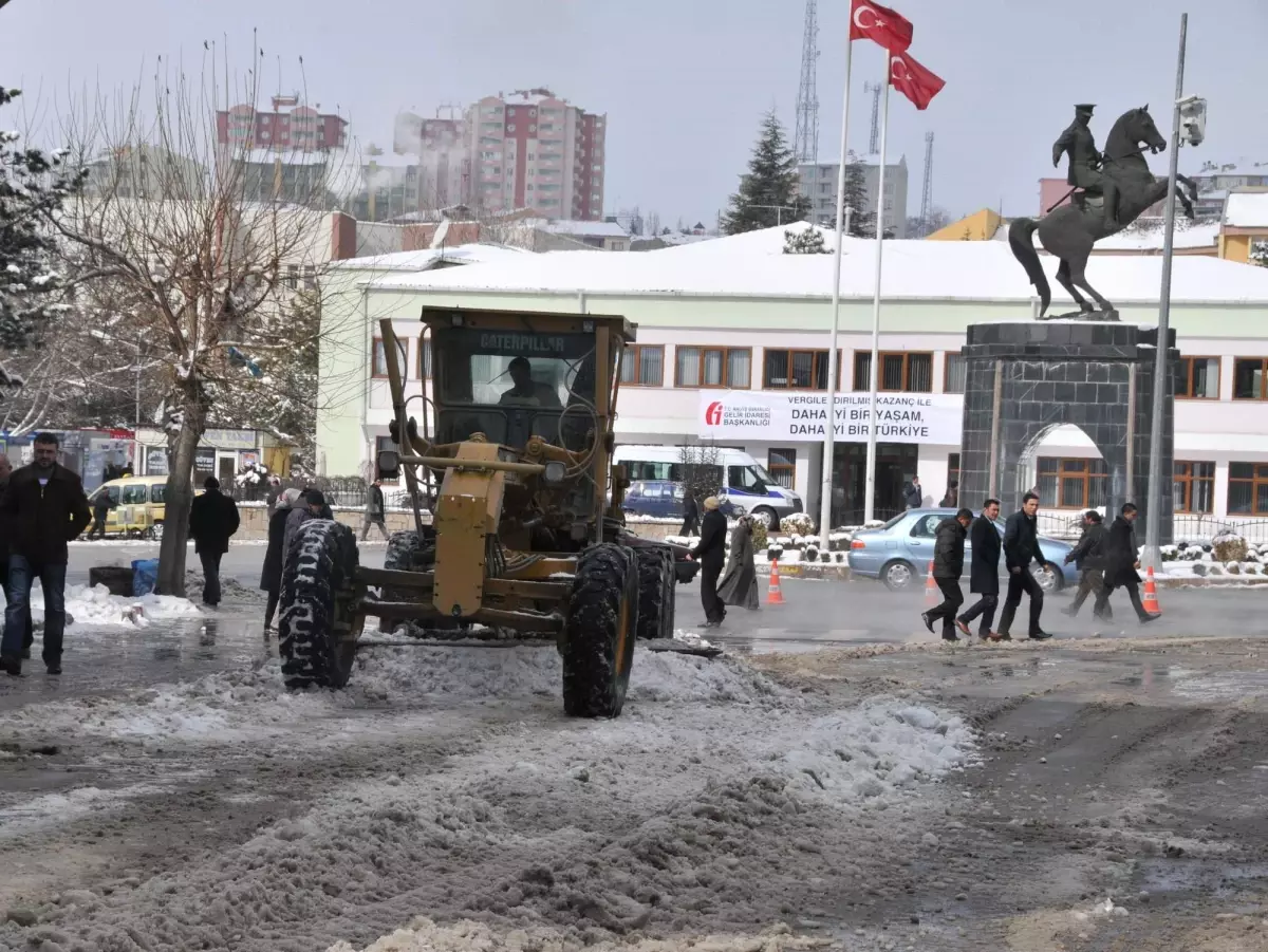 Belediye Kar Temizleme Çalışmalarını Sürdürüyor