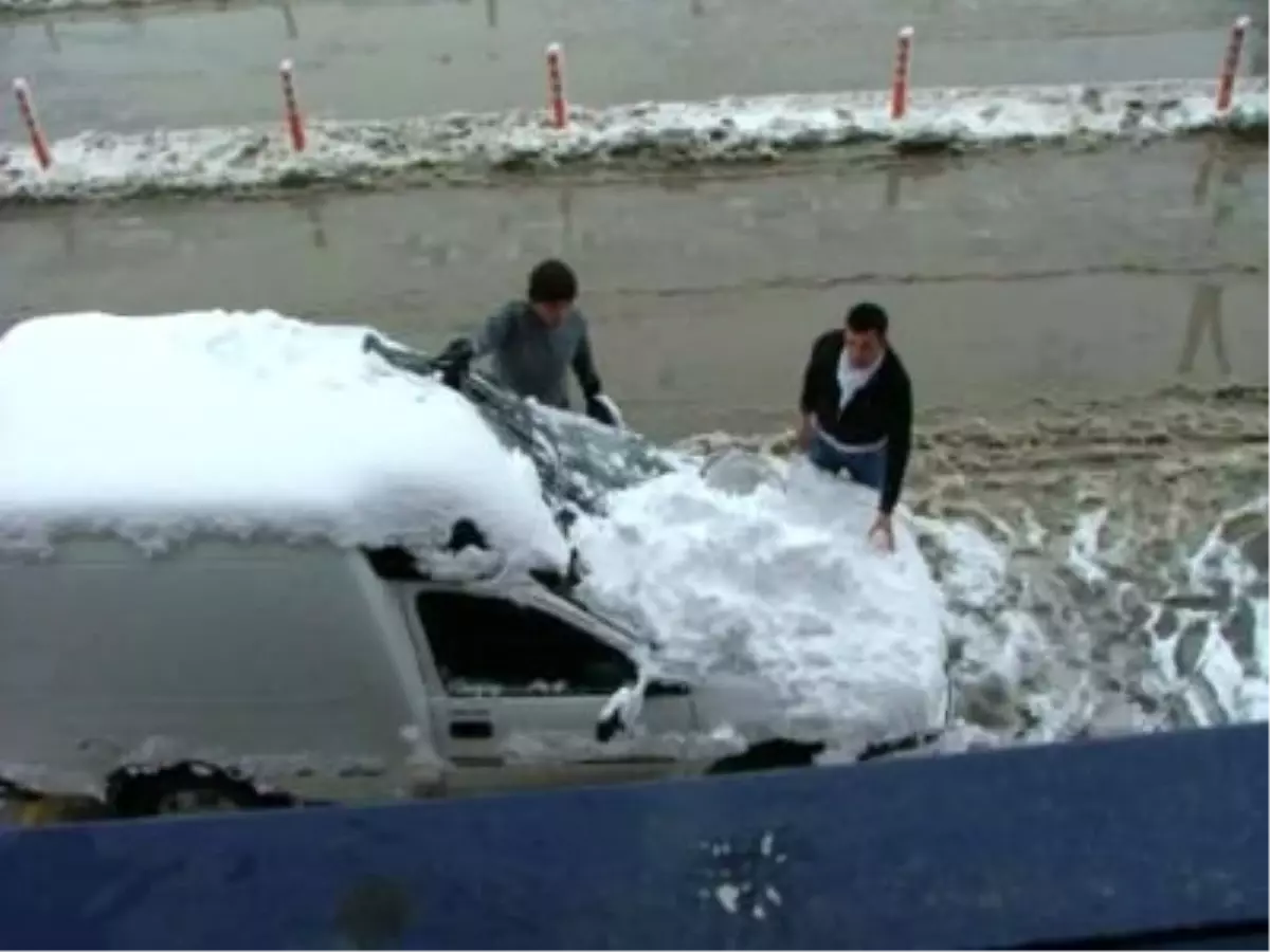 Buz Sarkıtları Araç Sahiplerinin Korkulu Rüyası Oldu