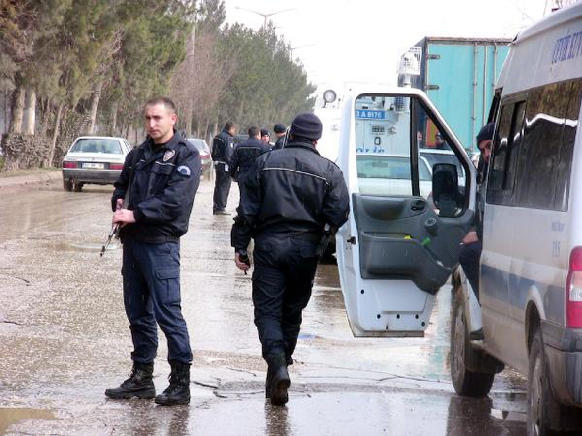 Cami Önünde Silahlı ve Bıçaklı Saldırıda Ağır Yaralandı