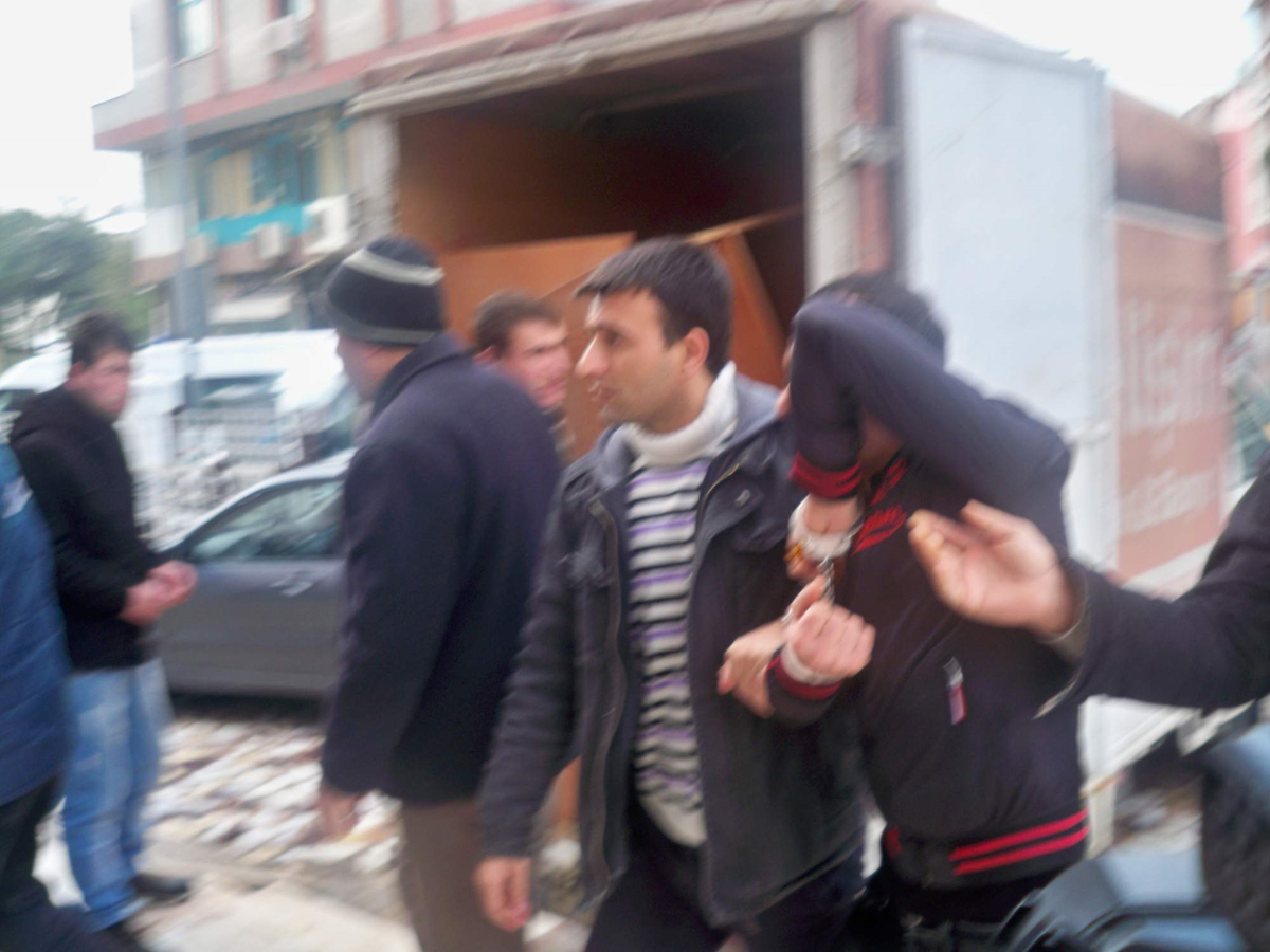 Çay İçerken Yakalanan Hırsız Polise Saldırdı