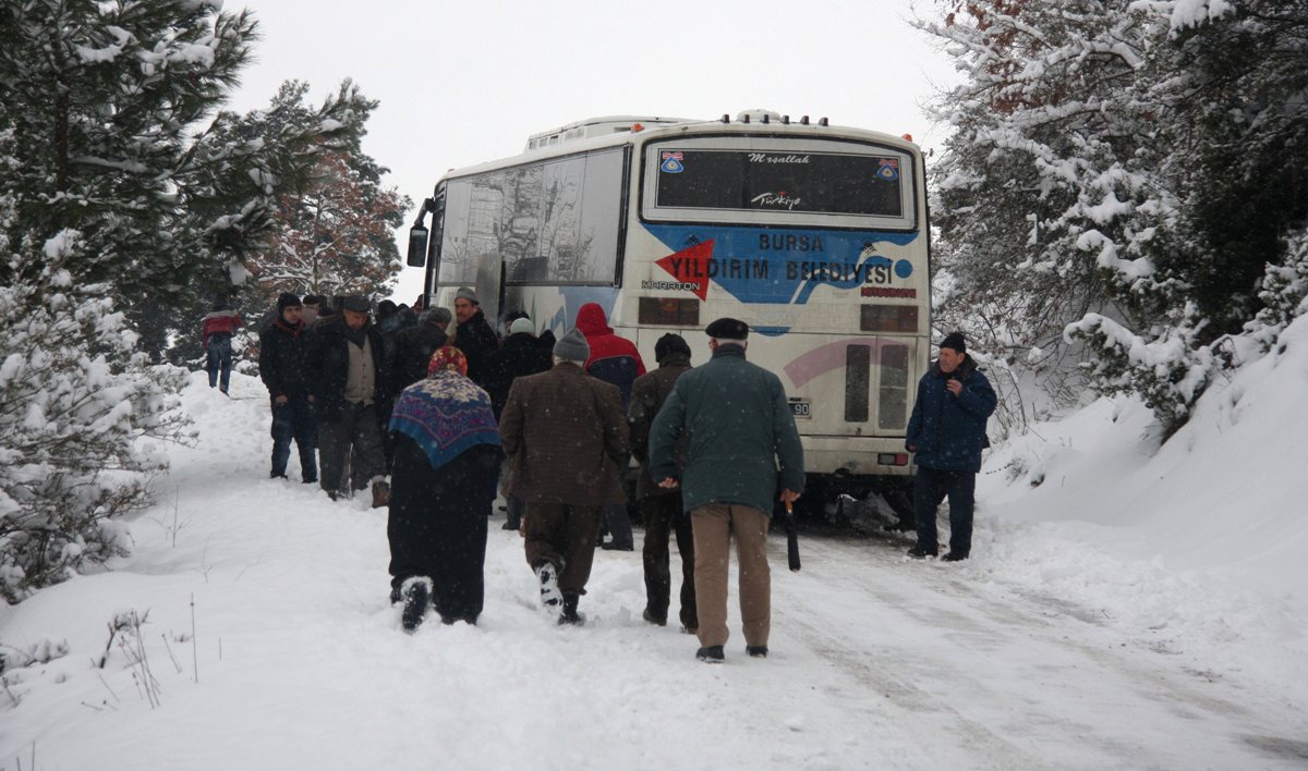 Cenaze Aracı Kara Saplandı, Namaza Gidenler 1 Kilometre Yürüdü