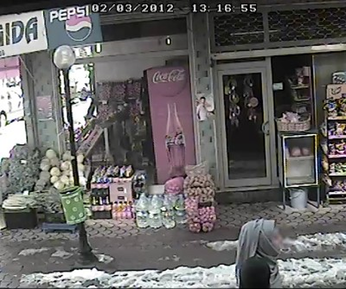 Cuma Vakti Markete Giren Hırsızlar Kameraya Yakalandı